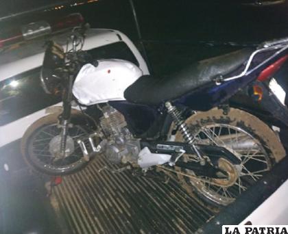 La motocicleta fue remolcada por los policías de Tránsito /LA PATRIA