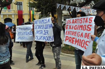 Los artistas en emergencia por la falta de entrega de premios /LA PATRIA