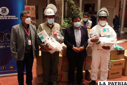 Entrega de insumos de bioseguridad al personal que trabaja en las labores de fumigación /LA PATRIA