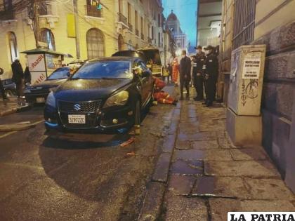 Escena del hecho donde personal de Bomberos rescata el cuerpo de Virginia /Pagina Siete