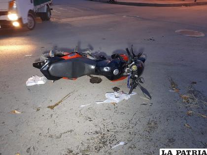 La moto, sangre y comida tras el accidente /LA PATRIA