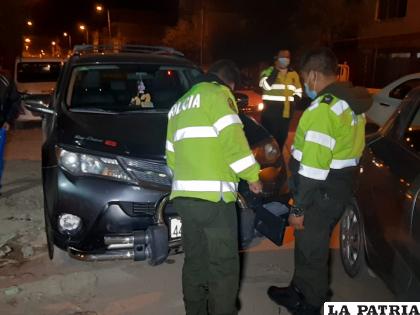 Efectivos policiales en la verificación del hecho /LA PATRIA
