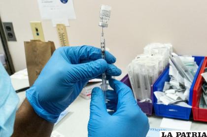 Un farmaceuta se prepara para aplicar la vacuna de Pfizer contra el Covid-19 /AP Photo/Mary Altaffer