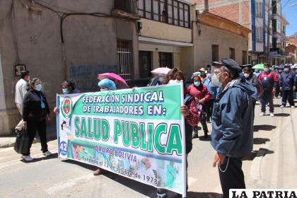 Trabajadores en salud pública realizaron una marcha /LA PATRIA