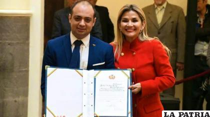 El exembajador de embajador de Ciencia, Tecnología e Innovación, Mohammed Mostajo, junto a Áñez /erbol.com