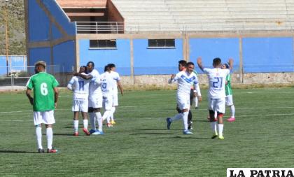 Los jugadores del cuadro orureño celebran la segunda conquista /LA PATRIA