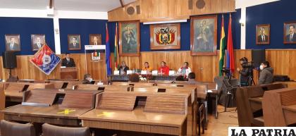 Cuatro candidatos a la gobernación de Oruro participaron en la última noche de esta actividad /LA PATRIA