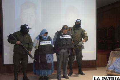 Los presuntos autores del asesinato siendo presentados a la población /APG