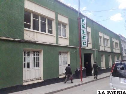 Personal de la División Homicidios de la Felcc, realizó el levantamiento legal del cadáver /LA PATRIA