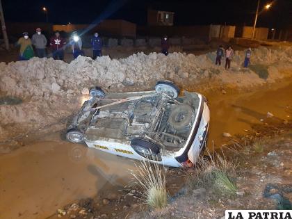 El motorizado quedó en una zanja al costado de la vía (LA PATRIA)