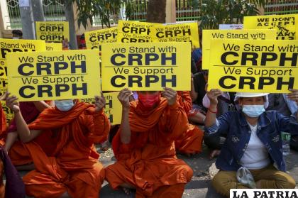 Monjes budistas muestran carteles durante una manifestación en contra del golpe de Estado militar, en Mandalay, Myanmar /AP Foto
