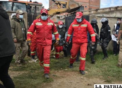 Bomberos procede con el levantamiento del cadáver /Los Tiempos
