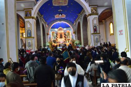 La imagen de la Virgen del Socavón al término de la misa fue llevada a su lugar /LA PATRIA