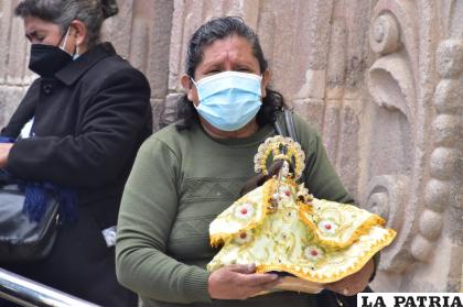 Los devotos fueron con sus imágenes a la misa /LA PATRIA