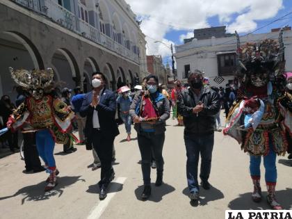 Se desató la fiesta en la Plaza 10 de Febrero tras el anuncio oficial de la realización del Carnaval /LA PATRIA