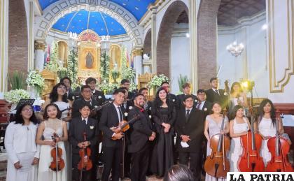 Los integrantes de la Camerata Oruro después del homenaje y debut /Angelila Urquidi