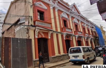 El edifico patrimonial a lado de la construcción tiene rajaduras 
/LA PATRIA