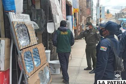 Personal de Defensa al Consumidor hace retirar objetos de las aceras /GAMO