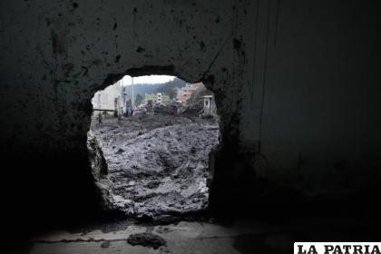 Vista desde el interior de una casa que resultó dañada después de que el lodo y los escombros de una ladera debilitada por la lluvia se derrumbaran /AP Foto /Dolores Ochoa