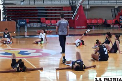 José Podskoc dirige a la selección boliviana de baloncesto U-18 
/FBB