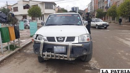 La esquina derecha de la camioneta también fue afectada / LA PATRIA