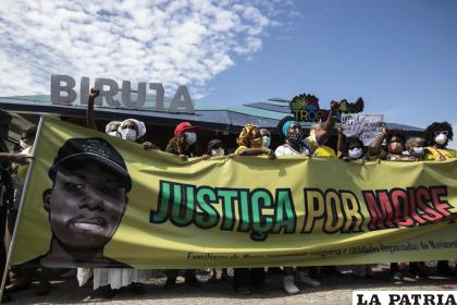 Activistas participan en una protesta para exigir justicia por la muerte a golpes de Moïse Mugenyi Kabagambe 
/AP Foto/Bruna Prado