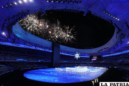 Fuegos artificiales estallan en lo alto del Estadio Nacional durante la ceremonia de inauguración de los Juegos Olímpicos de Invierno 2022 
/ AP Foto /Bernat Armangue