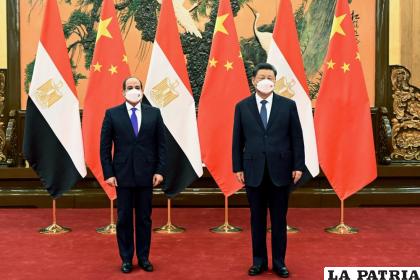 El presidente chino Xi Jinping (derecha) posando con su colega de Egipto Abdel Fattah el-Sissi en el Gran Salón del Pueblo en Beijing 
/  Shen Hong/Xinhua vía AP