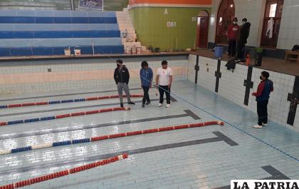 Trabajo arduo de los deportistas para dejar en condiciones la piscina deportiva /GAMO
