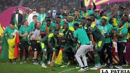 Integrantes de la selección de Senegal festejan el título con el trofeo de campeón /kienyke.com