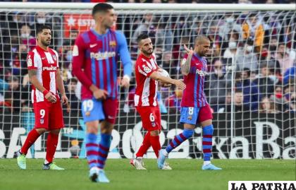 Dani Alves fue protagonista en Barcelona, anotó el cuarto tanto y más adelante salió expulsado /as.com