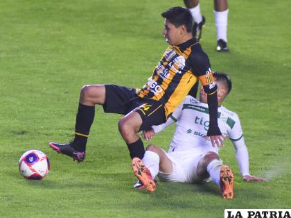 El ahora capitán “atigrado” Diego Wayar intenta superar la marca de su rival /APG
