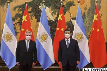 El presidente chino, Xi Jinping, a la derecha, y el presidente argentino, Alberto Fernández 
/Liu Weibing/Xinhua vía AP, Archivo