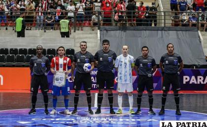 Fue uno de los dos árbitros principales en la Copa América (centro)
/FBF