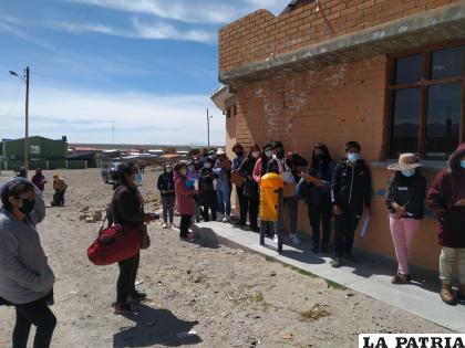Postulantes de las unidades desconcentradas y subsedes, durante el examen de ingreso /UTO