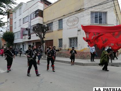 Danzarines recorrieron bailando por las calles de Oruro /LA PATRIA