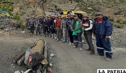Trabajadores de la Cooperativa Minera “El Carmen” con el generador detrás /Fedecomin