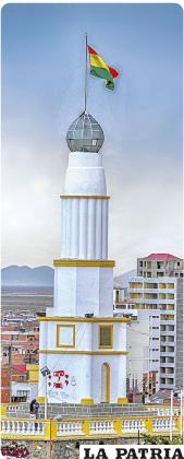 Faro del K’onchupata es el monumento a la Bandera Nacional.