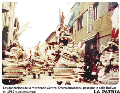 Los danzarines de la Morenada Central Oruro durante su paso por la calle Bolívar en 1962 / ESTUDIO GEVAERT 