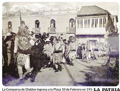 La Comparsa de Diablos ingresa a la Plaza 10 de Febrero en 1914 / HANS BLOCK