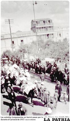 Las acémilas (cargamentos en burro) pasan por la calle Alianza, hoy Adolfo Mier durante el Carnaval de 1917 / JULIO CORDERO