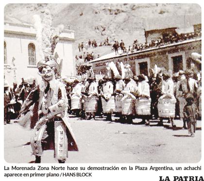 La Morenada Zona Norte hace su demostración en la Plaza Argentina, un achachi aparece en primer plano / HANS BLOCK
