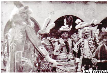 La comparsa de los morenos en la esquina de las calles Bolívar y Presidente Montes en 1908 / HANS BLOCK