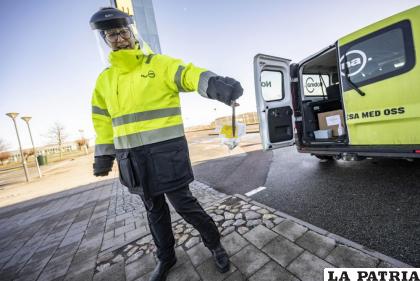 Una operaria recopila las últimas muestras para tests PCR, en un centro de pruebas en Suecia /Johan Nilsson 
/TT vía AP