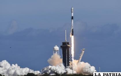 Un cohete Falcon 9 de SpaceX /Craig Bailey /Florida Today vía AP
