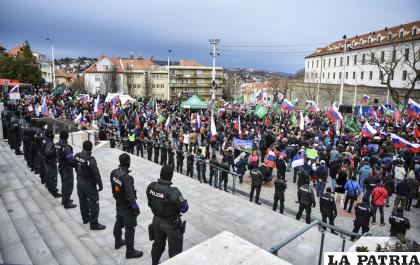 Miles de eslovacos protestan contra un tratado de defensa militar entre este miembro de la OTAN y Estados Unidos /Pavol Zachar /TASR vía AP
