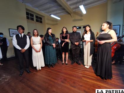 El primer directorio de la Camerata Oruro fue posesionado anoche /lA PATRIA