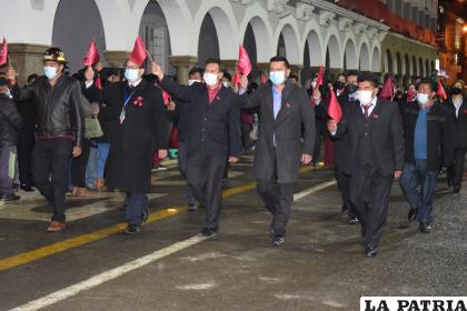 Servidores públicos de la Gobernación portando la Bandera Rojo Carmesí /LA PATRIA