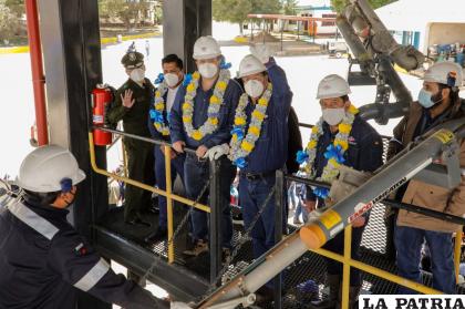 El Presidente Arce junto con representantes nacionales durante la entrega de tanques de combustible  /YPFB