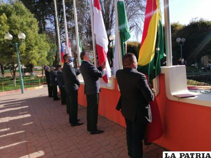 Momento en el que enarbolan banderas /LA PATRIA